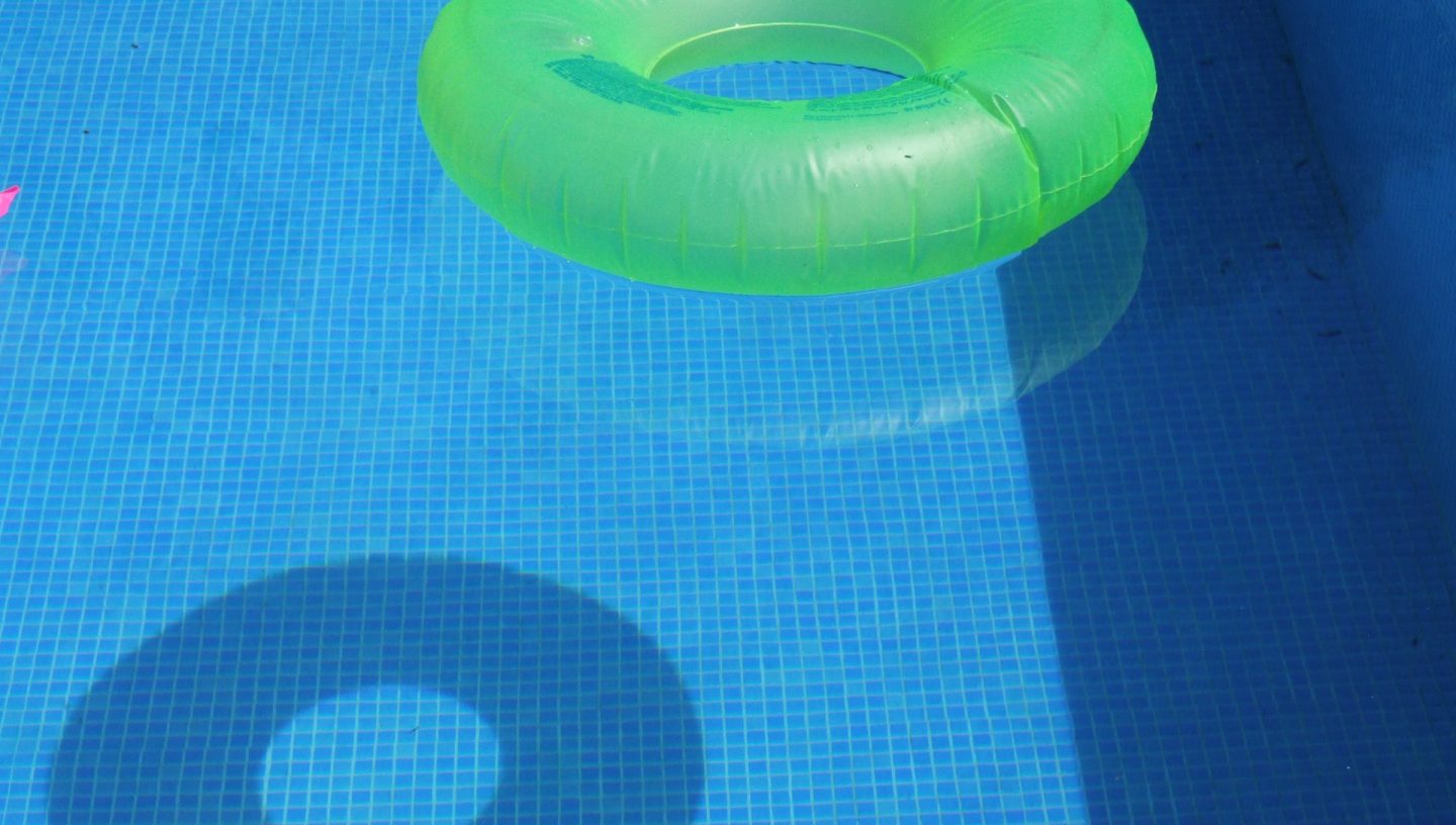 Zwembad met luchtbed